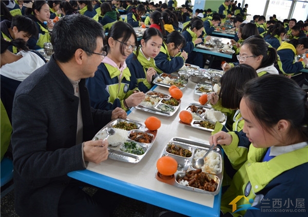 媒体的力量，校长与孩子共享餐桌平等，共筑和谐校园