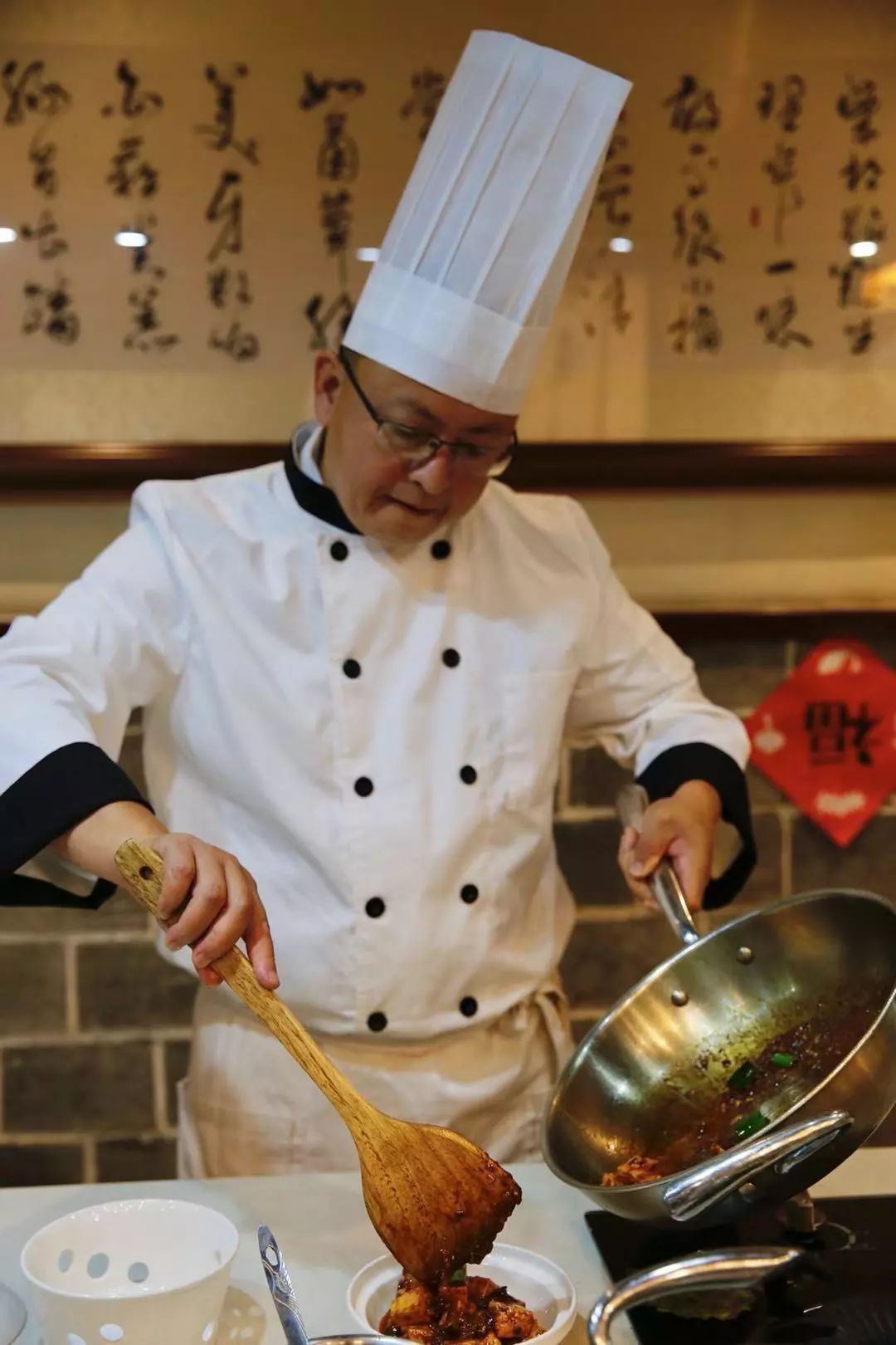 科技赋能下的湘菜革新，烹饪机器人引领未来美食之旅